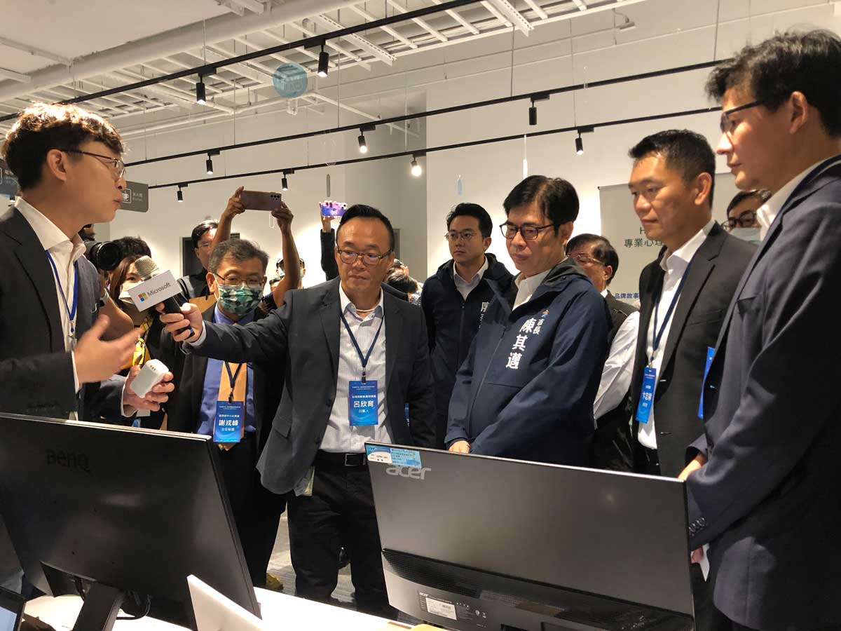 每屆「微軟新創加速器」皆安排入選團隊與中企署、高市府及創投單位等產官學研交流